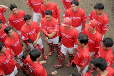 日本製鉄室蘭シャークスの選手の左袖にはそれぞれの所属企業名が縫い付けられている