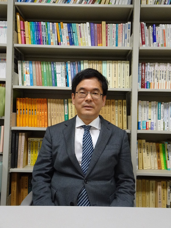 毎日新聞の取材に応じる庵功雄一橋大学国際教育交流センター教授=東京都国立市で7月3日、和田浩明撮影