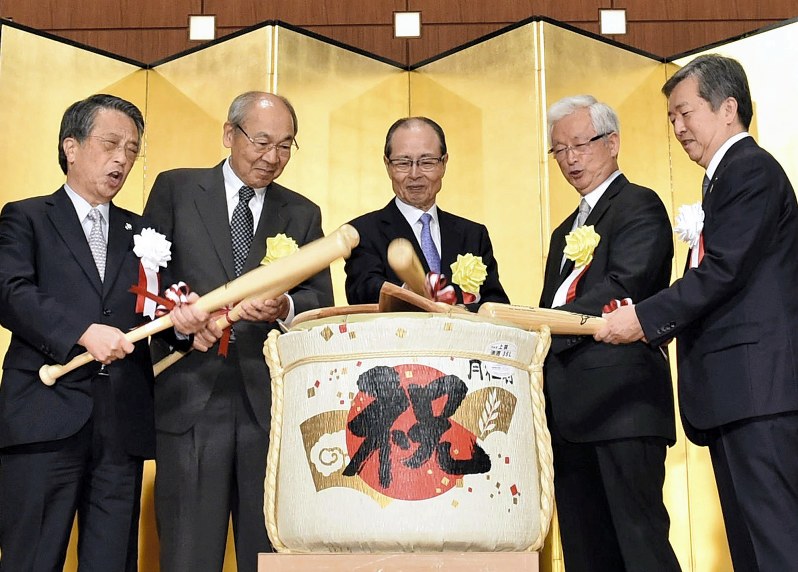 記念祝賀会で、バットを使い鏡開きをする世界少年野球推進財団理事長の王貞治さん(中央)、日本野球連盟の清野智会長(左)ら=東京都文京区で2019年7月6日、竹内紀臣撮影