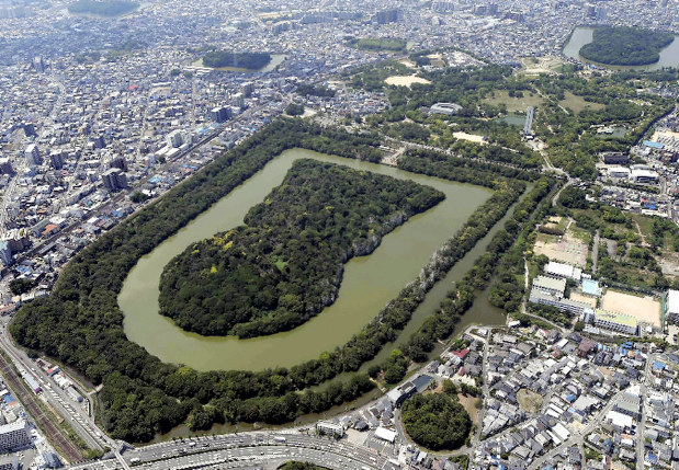 世界文化遺産に登録が決まった百舌鳥古墳群。手前は大山古墳(仁徳天皇陵)。右奥は百舌鳥陵山古墳(履中天皇陵)=堺市で2019年6月6日、本社ヘリから山崎一輝撮影