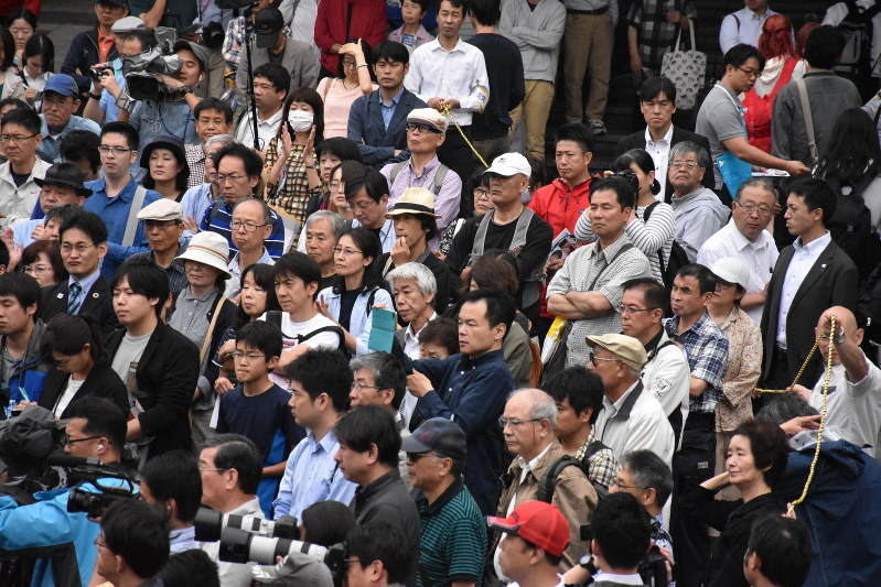 選挙演説を聞く人たち=さいたま市のJR大宮駅東口で2019年7月7日、須藤孝撮影