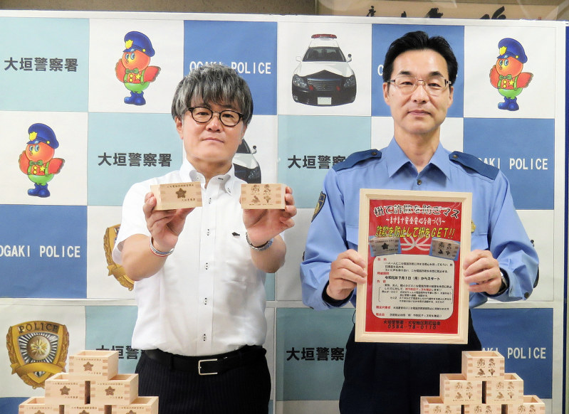 ニセ電話詐欺被害の防止キャンペーン用の升を持つ大橋量器の大橋博行社長(左)と加藤雅之・大垣署長=大垣署で