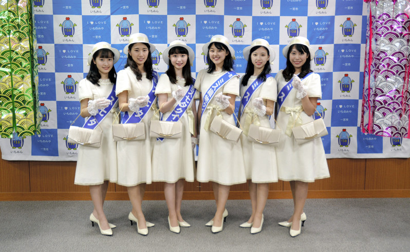 一宮七夕まつりの来場を呼びかけるミス七夕とミス織物のメンバー=愛知県一宮市役所で