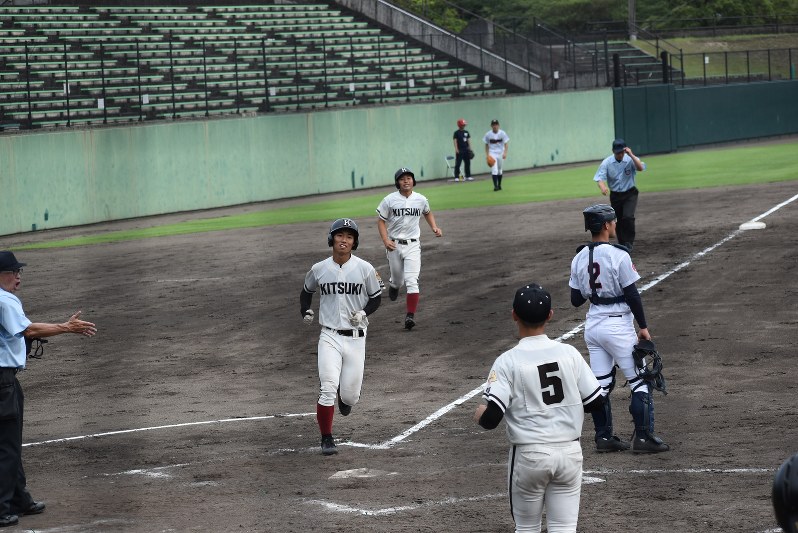 【日田三隈-杵築】五回裏杵築2死一、二塁、吉岩選手が適時打を放ち、コールド勝ちを決めるホームを踏む岩尾選手