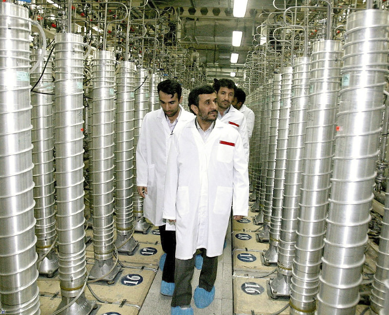 遠心分離機の並ぶイラン中部のウラン濃縮施設=2008年4月、イラン大統領府サイトより