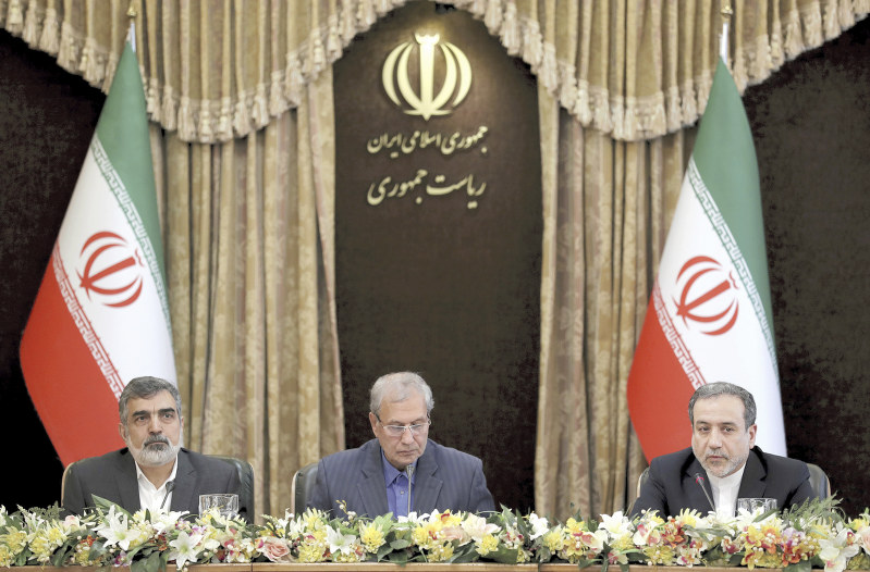 記者会見したイラン原子力庁のカマルバンディ報道官(左)ら=イランの首都テヘランで7日、AP