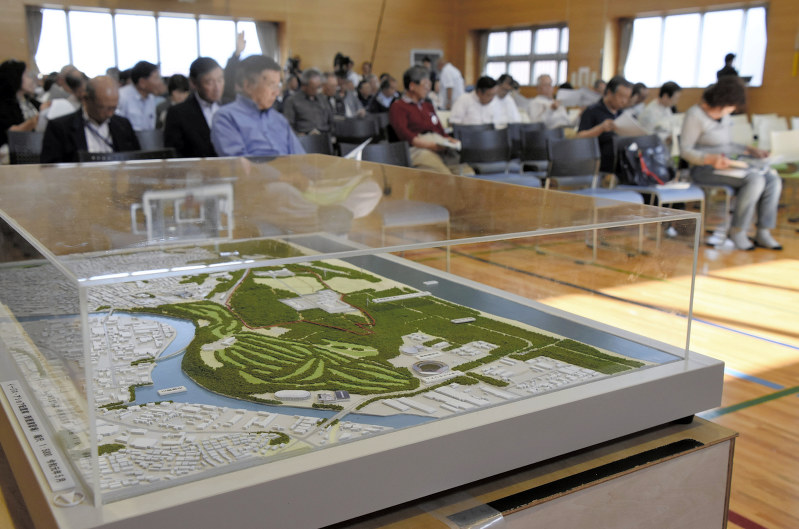 「イージス・アショア」の配備案がジオラマで用意された住民説明会会場=秋田市内で、川口峻撮影