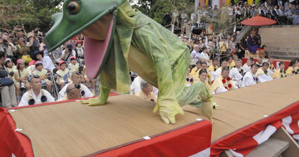 蛙、人の姿にカエル 奈良・金峯山寺蔵王堂で奇祭 | 毎日新聞