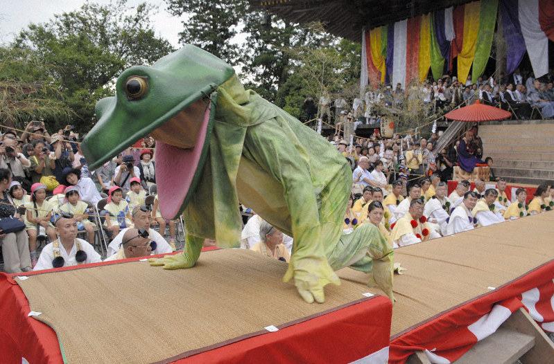 蛙、人の姿にカエル 奈良・金峯山寺蔵王堂で奇祭 | 毎日新聞