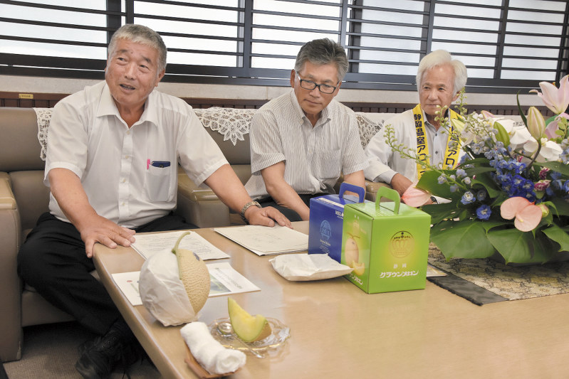 クラウンメロン、アローマメロンが機能性表示食品として認められたことを報告する鈴木和雄・県温室農業協同組合長(左)=静岡県庁で