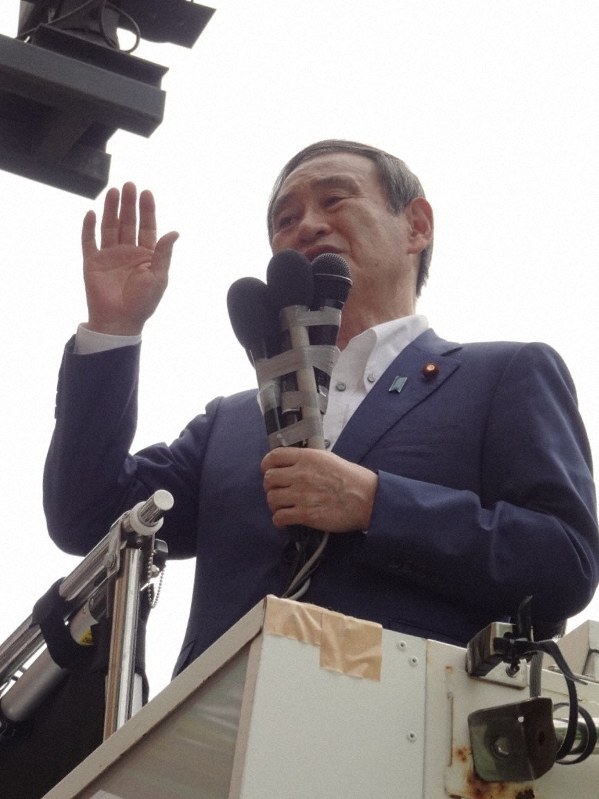 河井氏の応援演説をする菅氏=広島市中区で2019年6月22日、高橋克哉撮影