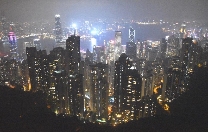高層ビル群が建ち並ぶ香港の夜景。日本から輸出される農林水産品や加工食品の総額で、国・地域別トップに立つ=香港のビクトリア・ピークから2019年6月23日午後9時48分、福岡静哉撮影
