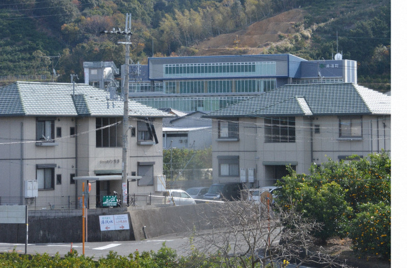和歌山県湯浅町の庁舎(奥)=高橋祐貴撮影