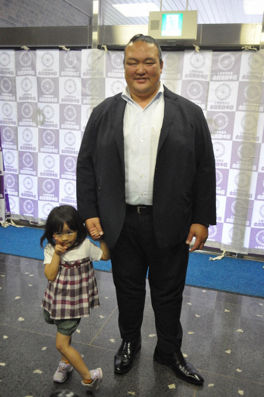 ファンと握手会を行った荒磯親方(右)=名古屋市中区のドルフィンズアリーナで2019年7月9日、村社拓信撮影