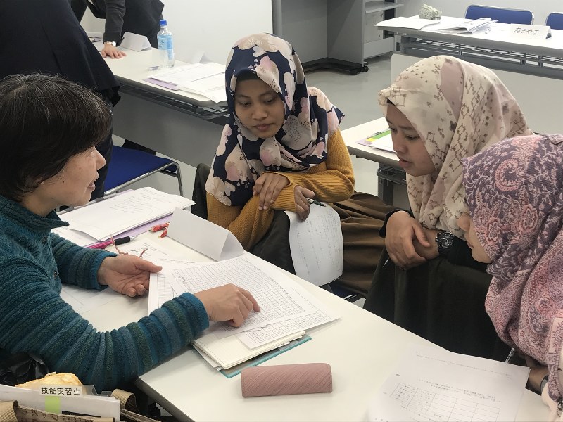 「共生社会」構築へ日本語教育が不可欠だ。日本語研修で介護記録の付け方を学ぶインドネシア出身の技能実習生たち=浜松市で1月16日