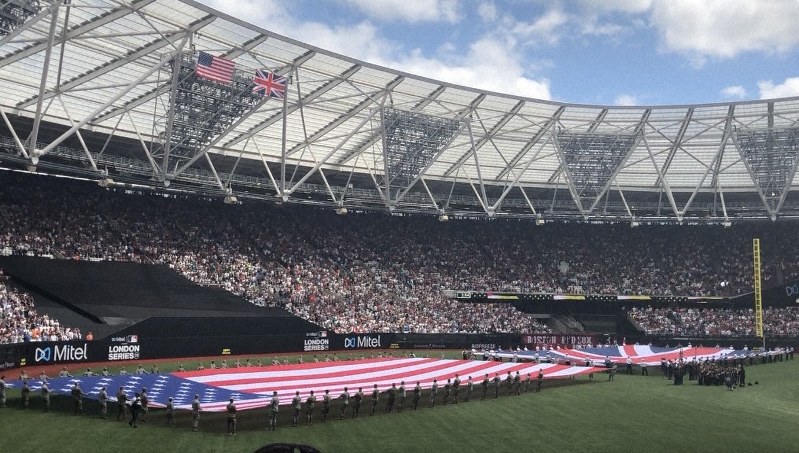 試合前のセレモニー。米国と英国の国旗を広げ、双方の国歌を演奏した=ロンドンで6月30日、三沢耕平撮影