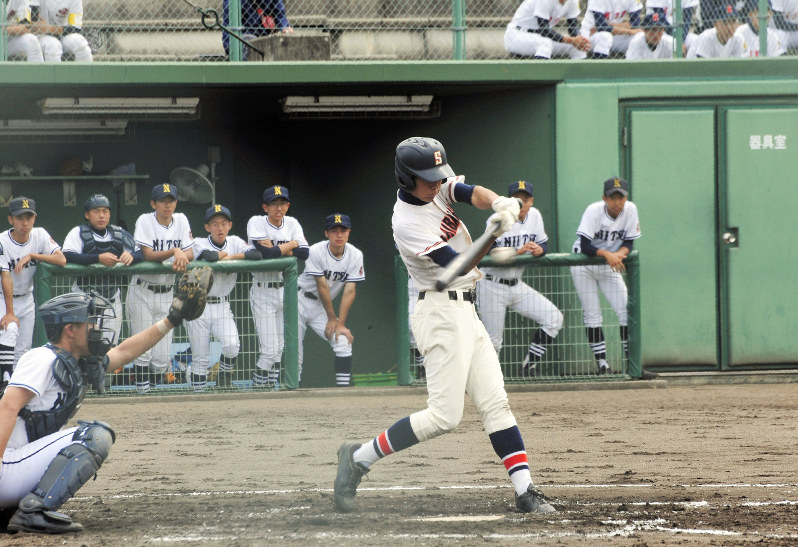 【新発田商-新津】三回表新発田商1死二、三塁、阿部が右横に2点適時三塁打を放つ=新潟県新発田市五十公野の五十公野公園野球場で