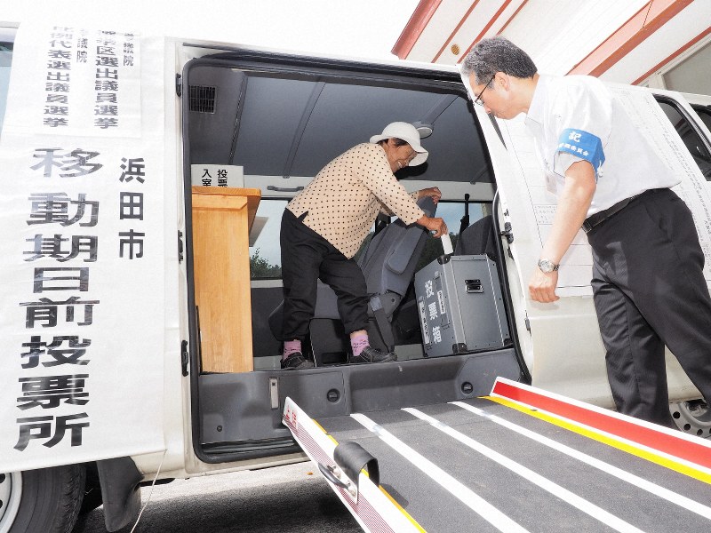 前回の参院選でワゴン車の移動期日前投票所で投票する有権者=島根県浜田市弥栄町小坂で2016年7月1日午前9時58分、横井信洋撮影