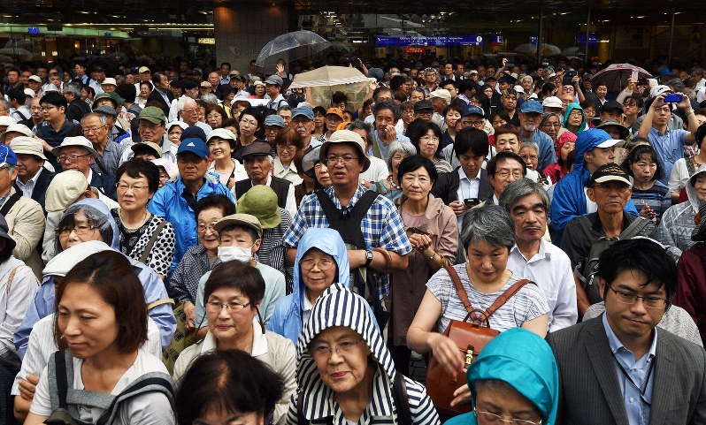 候補者の第一声に耳を傾ける人たち=東京都新宿区で2019年7月4日午前10時10分、滝川大貴撮影