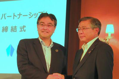 業務提携を結び、握手を交わす横浜銀の大矢恭好頭取（左）と千葉銀の佐久間英利頭取＝東京都中央区で2019年7月10日午後2時6分、古屋敷尚子撮影