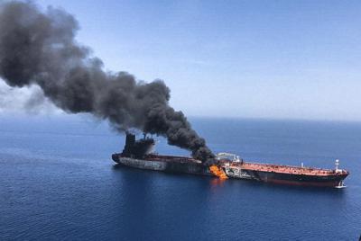 ホルムズ海峡付近で攻撃を受け、オマーン湾で炎上する2隻のタンカーのうち1隻＝6月13日、AP