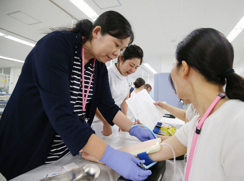 実技講習を受ける女性たち=大阪府枚方市で2019年6月26日、梅田麻衣子撮影