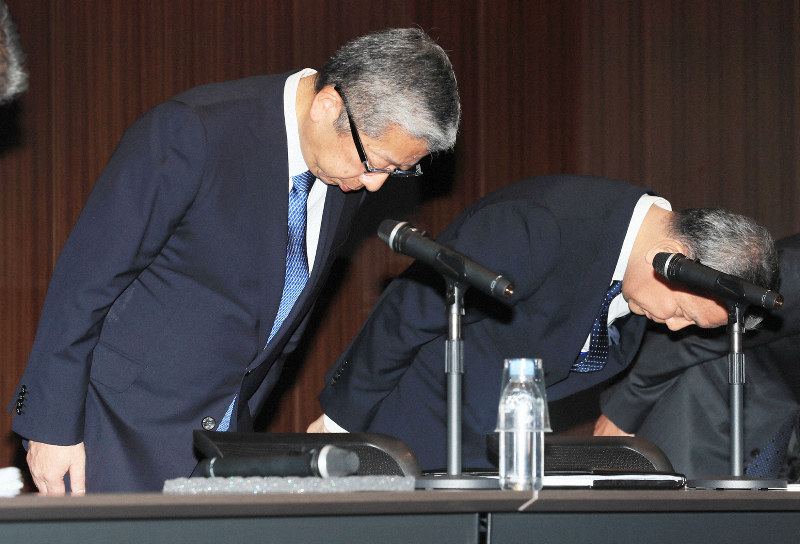 不適切営業問題を受け、記者会見の冒頭で謝罪するかんぽ生命保険の植平光彦社長(右)と日本郵便の横山邦男社長=東京都千代田区で2019年7月10日午後4時1分、玉城達郎撮影