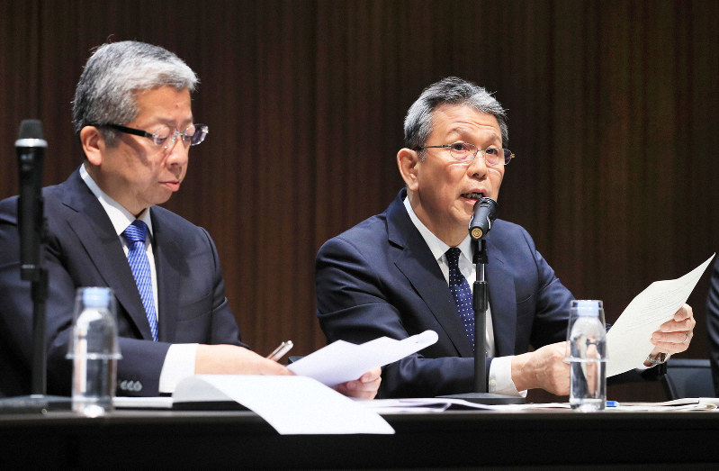 不正契約問題を受け記者会見するかんぽ生命保険の植平光彦社長(右)と日本郵便の横山邦男社長=東京都千代田区で2019年7月10日午後4時50分、玉城達郎撮影
