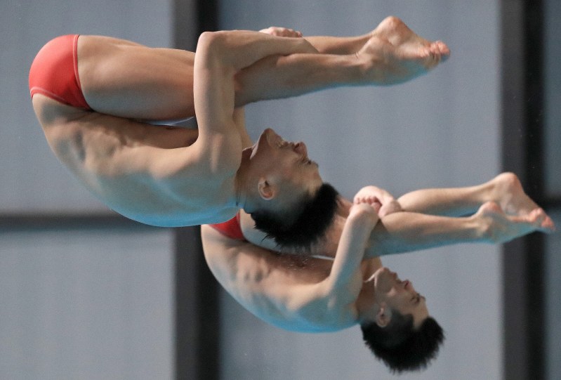 日本室内選手権で男子シンクロ板飛び込みを制した寺内健(手前)、坂井丞組=東京辰巳国際水泳場で2019年4月19日、梅村直承撮影