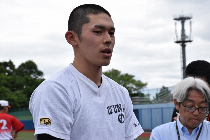 取材に応じる大船渡・佐々木朗希投手=秋田県由利本荘市の水林グリーンスタジアムで