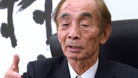 輿石東氏＝丸山博撮影