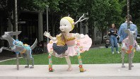 キャンベラの中心商業地区の歩行者モール。女の子の像に女の子がよじ登っていた（写真は筆者撮影）