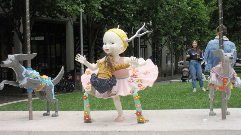 キャンベラの中心商業地区の歩行者モール。女の子の像に女の子がよじ登っていた(写真は筆者撮影)