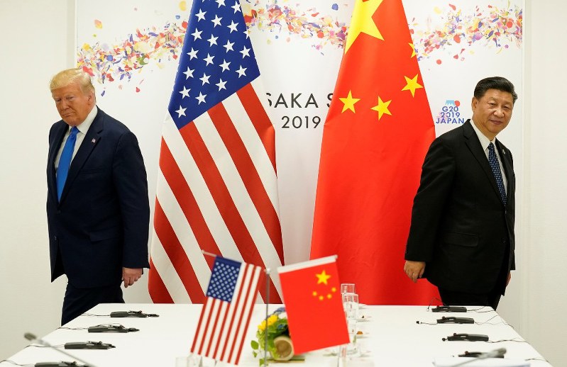 G20サミットに合わせて行われたトランプ米大統領(左)と中国の習近平国家主席の首脳会談=大阪市で6月29日、ロイター