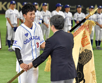 第89回大会で優勝し黒獅子旗を受け取る大阪市・大阪ガスの青柳匠主将=東京ドームで2018年7月24日、徳野仁子撮影