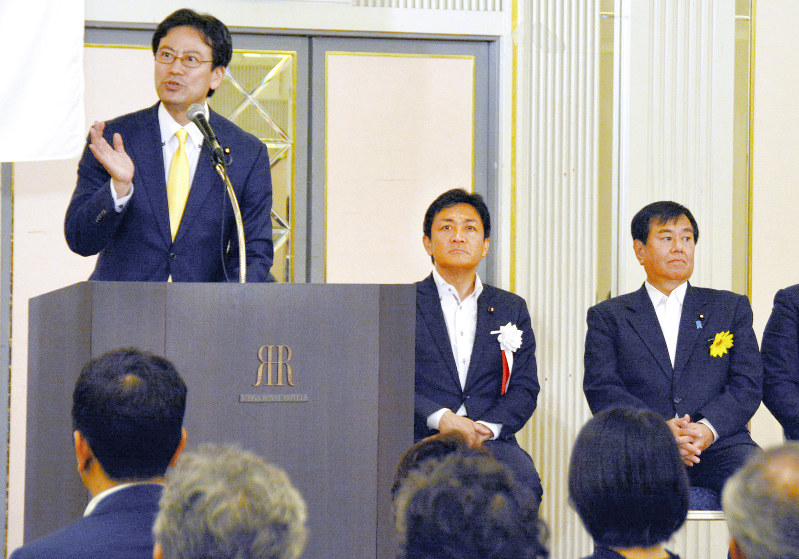 「野党共闘」を築けず、苦しい胸の内を語る国民民主党の城井崇・福岡県連代表(左)。中央は玉木雄一郎代表=北九州市小倉北区のリーガロイヤルホテル小倉で2019年7月1日、野間口陽撮影
