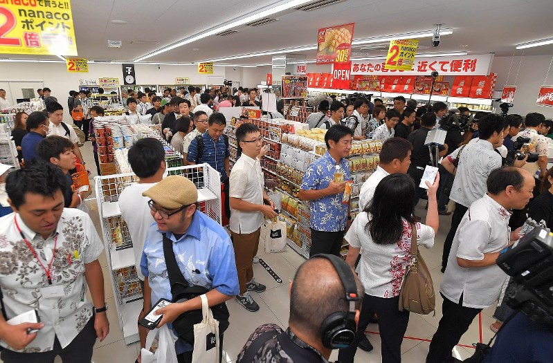 セブンイレブンが沖縄で14店オープン 全都道府県に出店 1号店から45年 写真特集8 11 毎日新聞