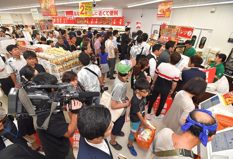 セブンイレブンが沖縄で14店オープン 全都道府県に出店 1号店から45年 写真特集11 11 毎日新聞