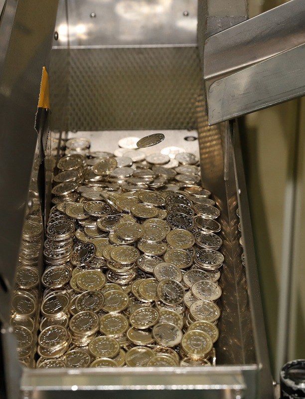 令和元年硬貨の打ち初め式 7月中に市中に 大阪・造幣局 [写真