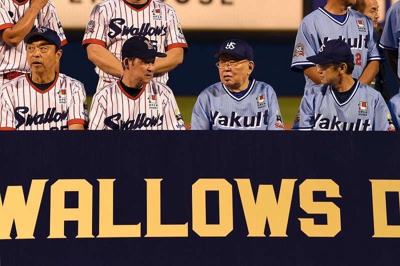 ★ヤクルト 73 野村克也 1998年 勇退記念 サイン入り下敷き 最終戦配布 愛憎ノンフィクション］野村ヤクルト最後の日 - プロ野球