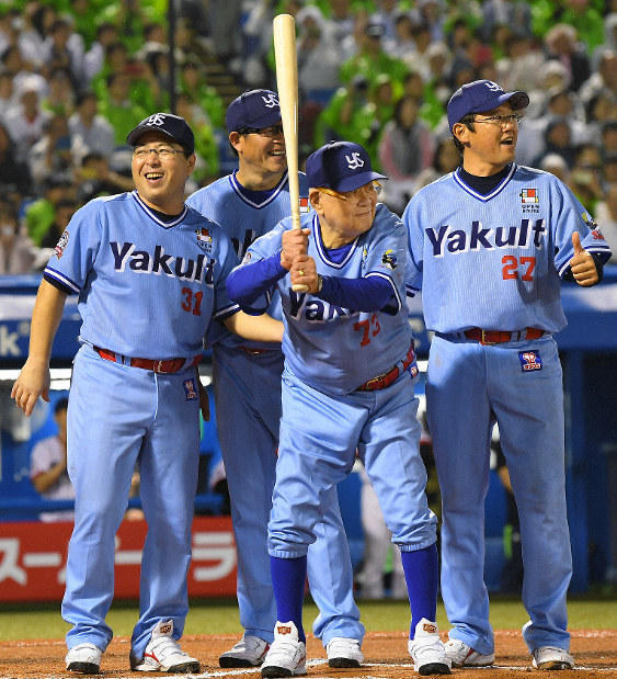 ★ヤクルト 73 野村克也 1998年 勇退記念 サイン入り下敷き 最終戦配布 愛憎ノンフィクション］野村ヤクルト最後の日 - プロ野球