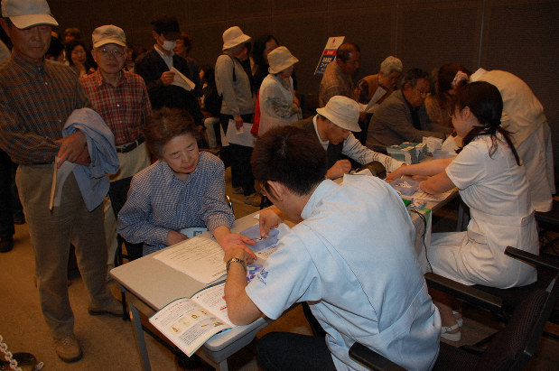 検査のために採血を受ける人たち