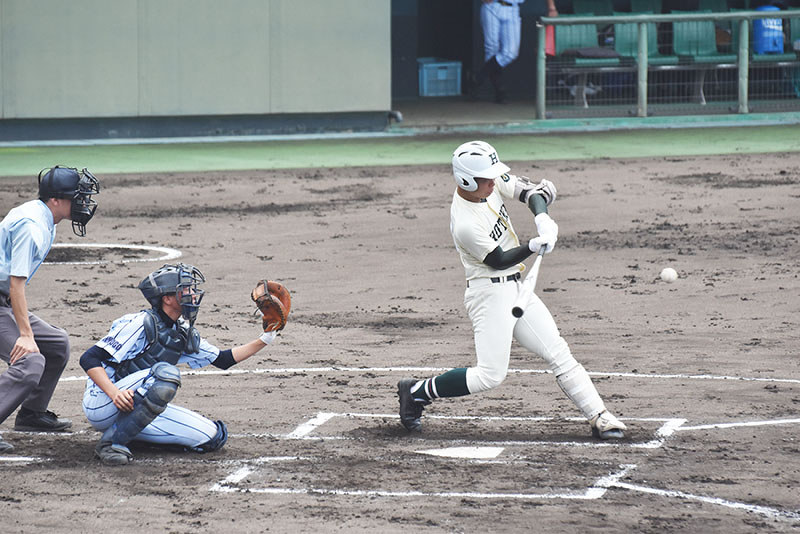 【篠山産-報徳学園】一回に報徳学園の赤崎がヒットを放ち先制=姫路ウインク球場で、韓光勲撮影
