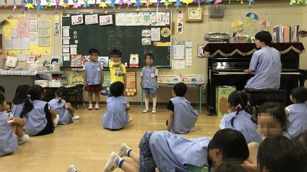 平日子供は何してる 1日保育士体験 やってみた 経済プレミア トピックス 田中学 毎日新聞 経済プレミア