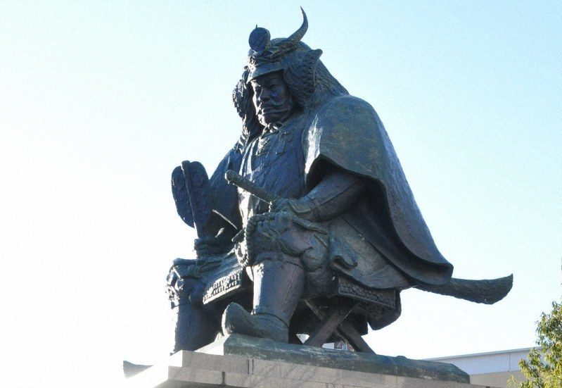 JR甲府駅前にある武田信玄の像=甲府市で2018年3月6日、田中理知撮影