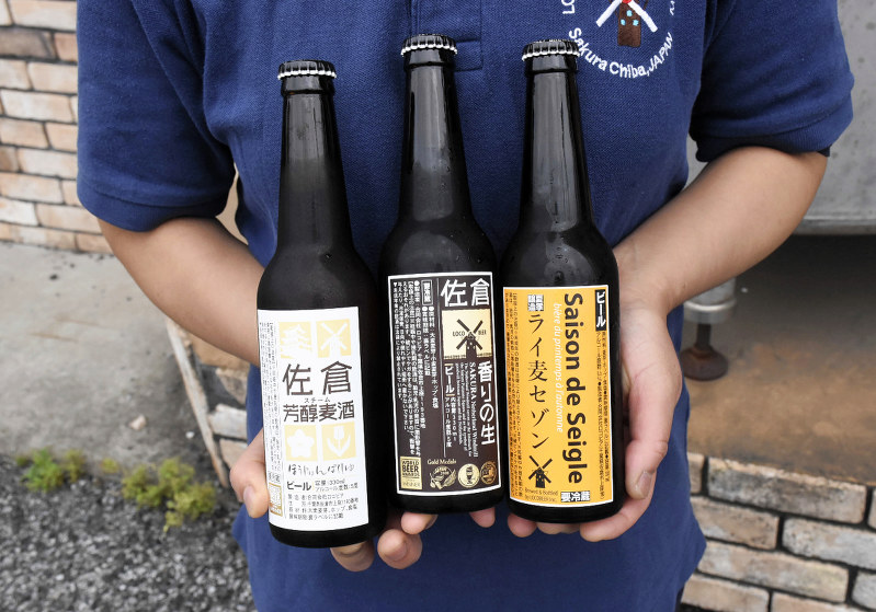 ロコビアの定番商品「佐倉芳醇麦酒」、「佐倉香りの生」と夏季限定の「ライ麦セゾン」=千葉県佐倉市で