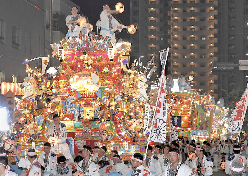 きらびやかな電飾をともし、勇壮に競演する昨年の黒崎祇園山笠=上入来尚撮影