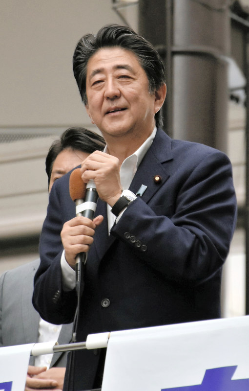 選挙カーで演説をする安部首相