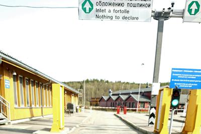 ロシア側から見たノルウェーとの国境検問所。平日の早朝は車も人影もまばらだった＝２０１９年６月４日、大前仁撮影
