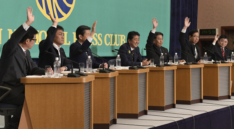 参院選の党首討論会で選択的夫婦別姓を認めるかを問われ、1人だけ挙手をしない構図となり安倍晋三首相は苦笑。争点の一つになっている=東京都千代田区の日本記者クラブで2019年7月3日午後2時59分、藤井達也撮影